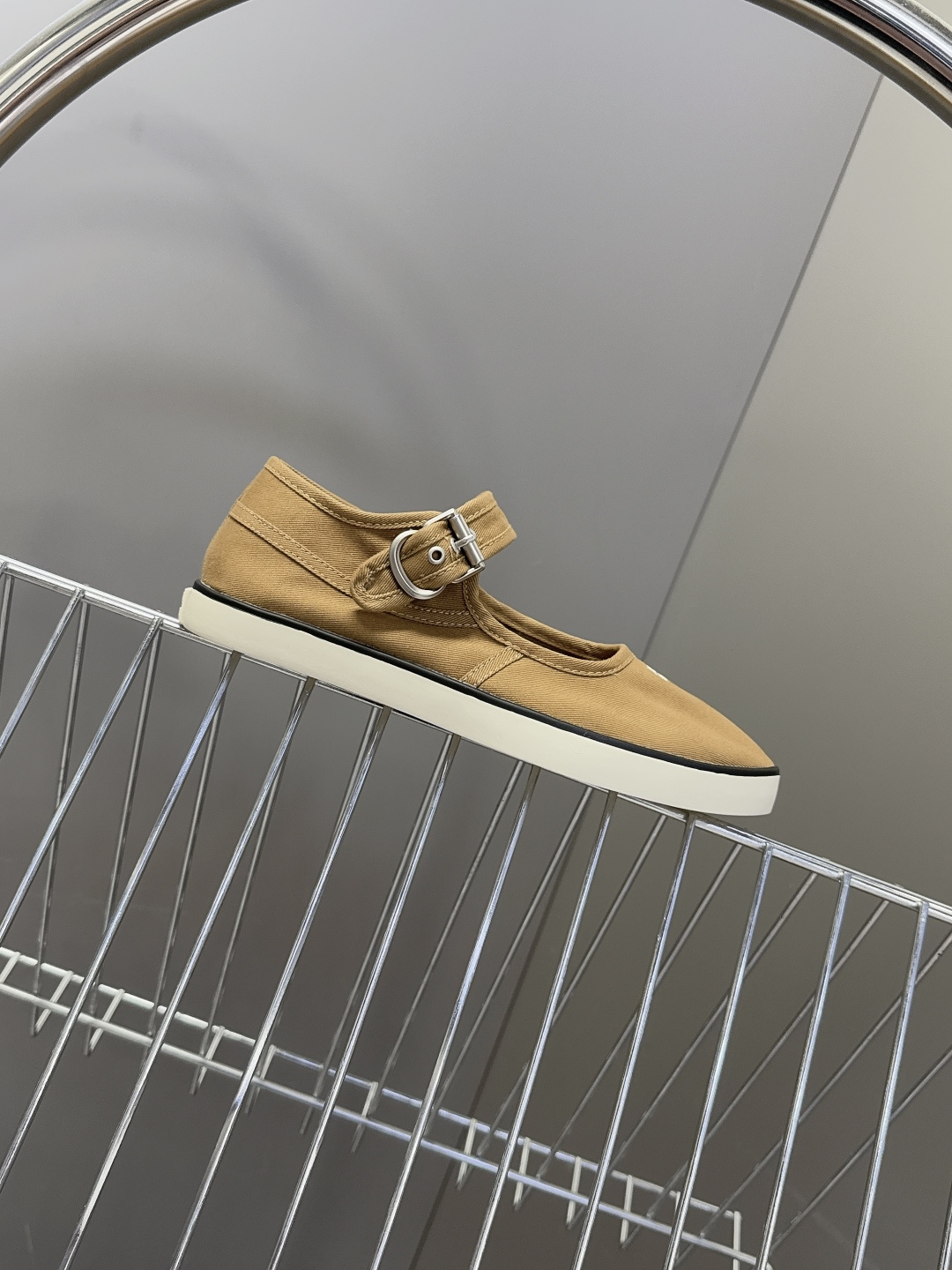 MiuMiu缪缪2026春夏最新走秀款复古休闲鞋 官方秀场出镜率最高的单品 超多明星时尚博主种草 miu