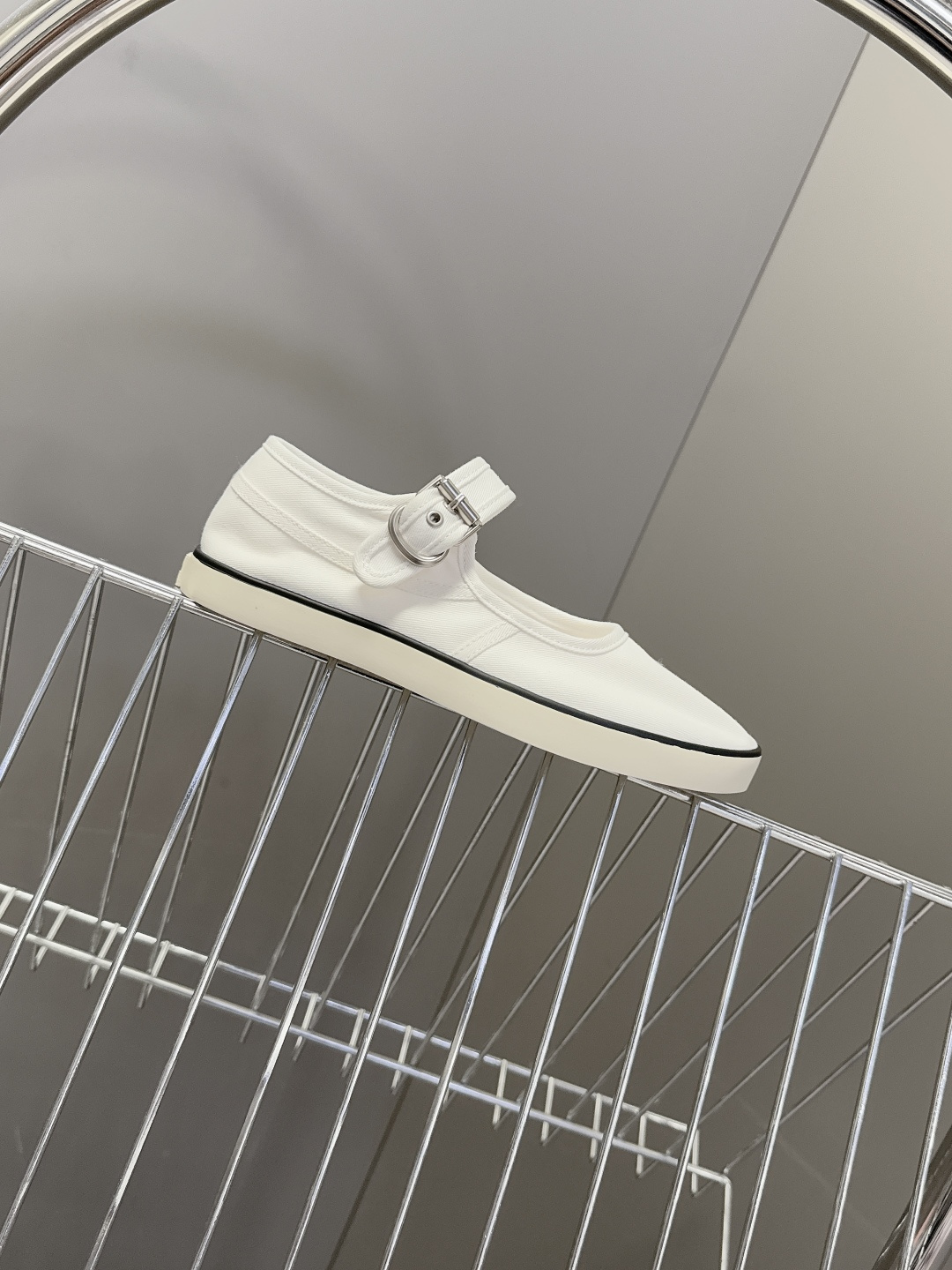 MiuMiu缪缪2026春夏最新走秀款复古休闲鞋 官方秀场出镜率最高的单品 超多明星时尚博主种草 miu