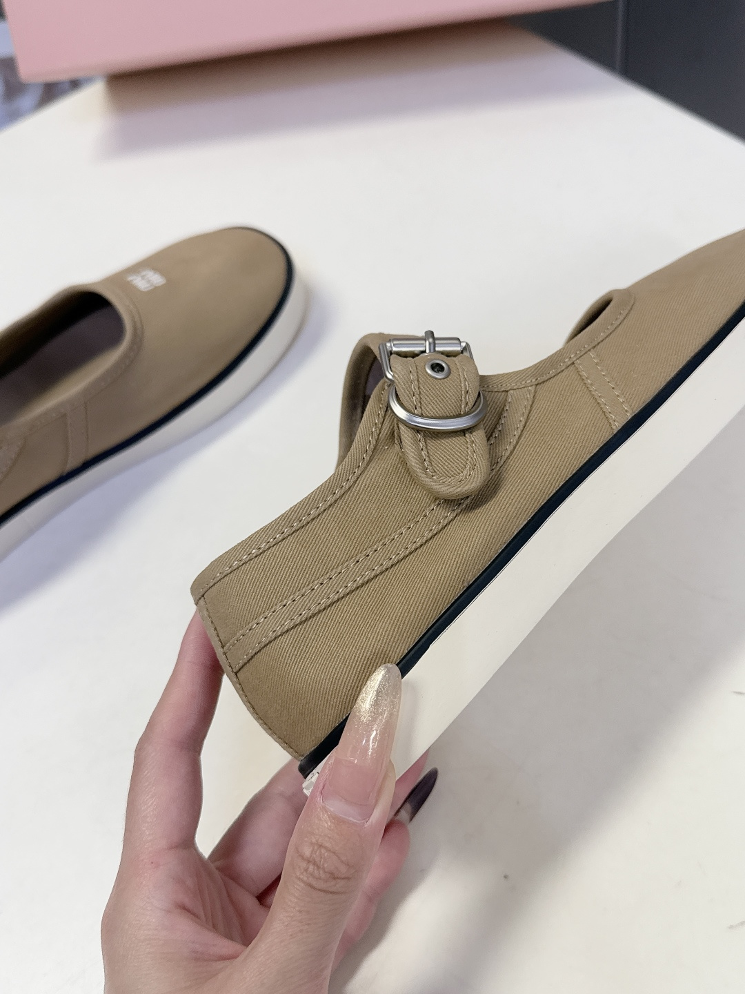 MiuMiu缪缪2026春夏最新走秀款复古休闲鞋 官方秀场出镜率最高的单品 超多明星时尚博主种草 miu