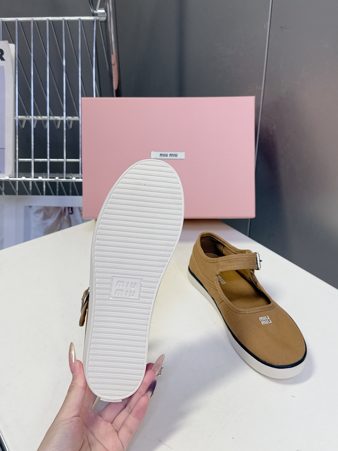 MiuMiu缪缪2026春夏最新走秀款复古休闲鞋 官方秀场出镜率最高的单品 超多明星时尚博主种草 miu