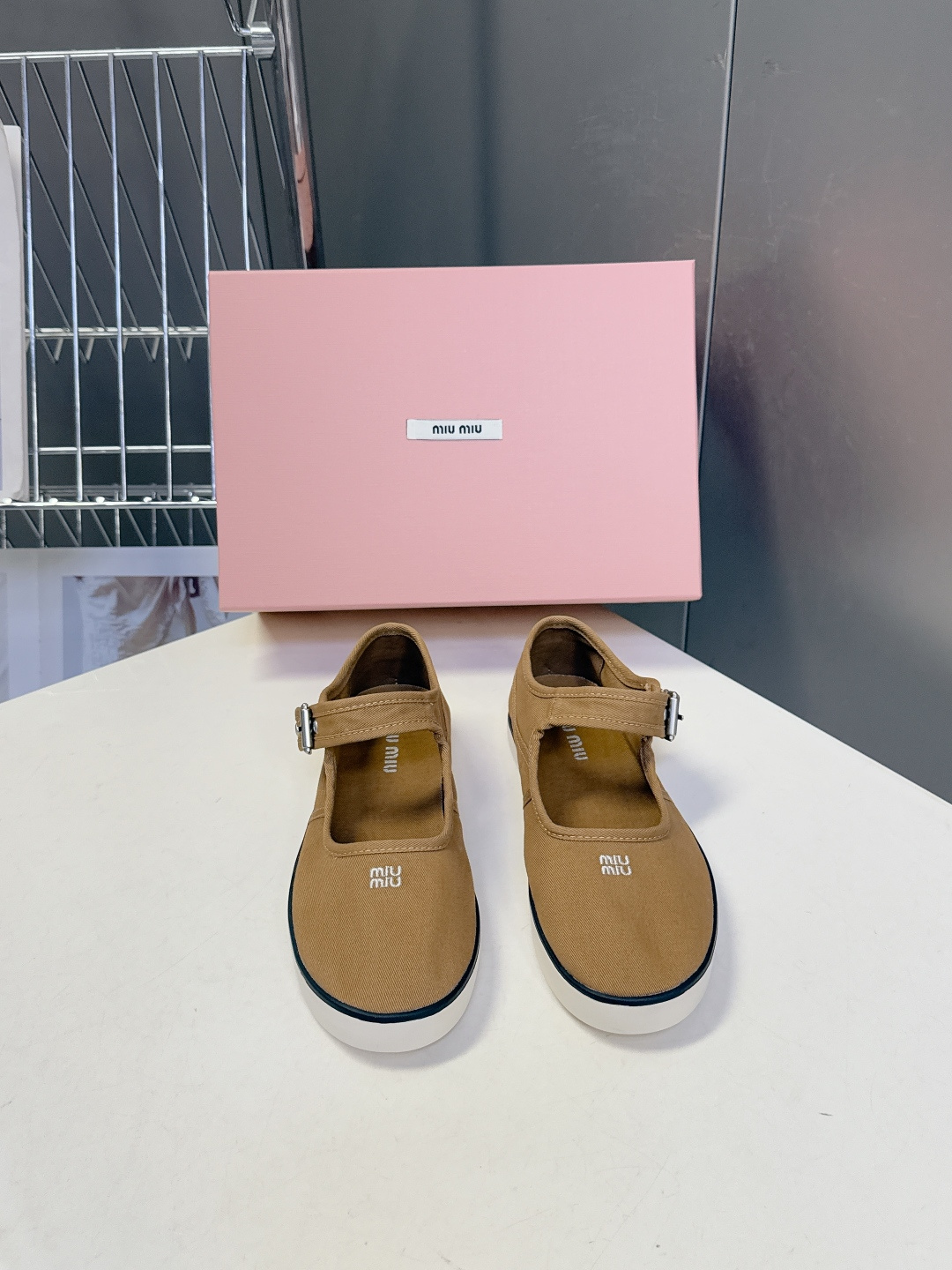 MiuMiu缪缪2026春夏最新走秀款复古休闲鞋 官方秀场出镜率最高的单品 超多明星时尚博主种草 miu