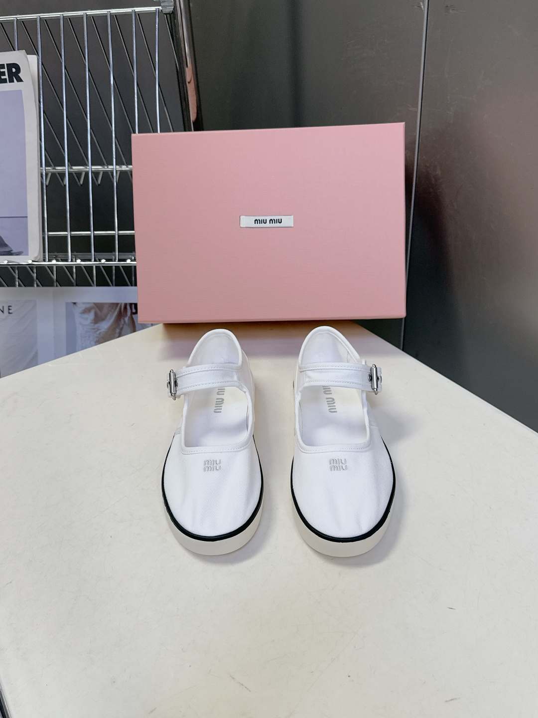 MiuMiu缪缪2026春夏最新走秀款复古休闲鞋 官方秀场出镜率最高的单品 超多明星时尚博主种草 miu