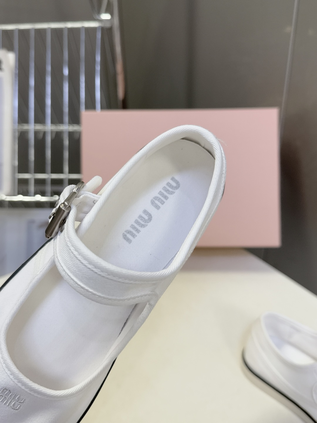 MiuMiu缪缪2026春夏最新走秀款复古休闲鞋 官方秀场出镜率最高的单品 超多明星时尚博主种草 miu