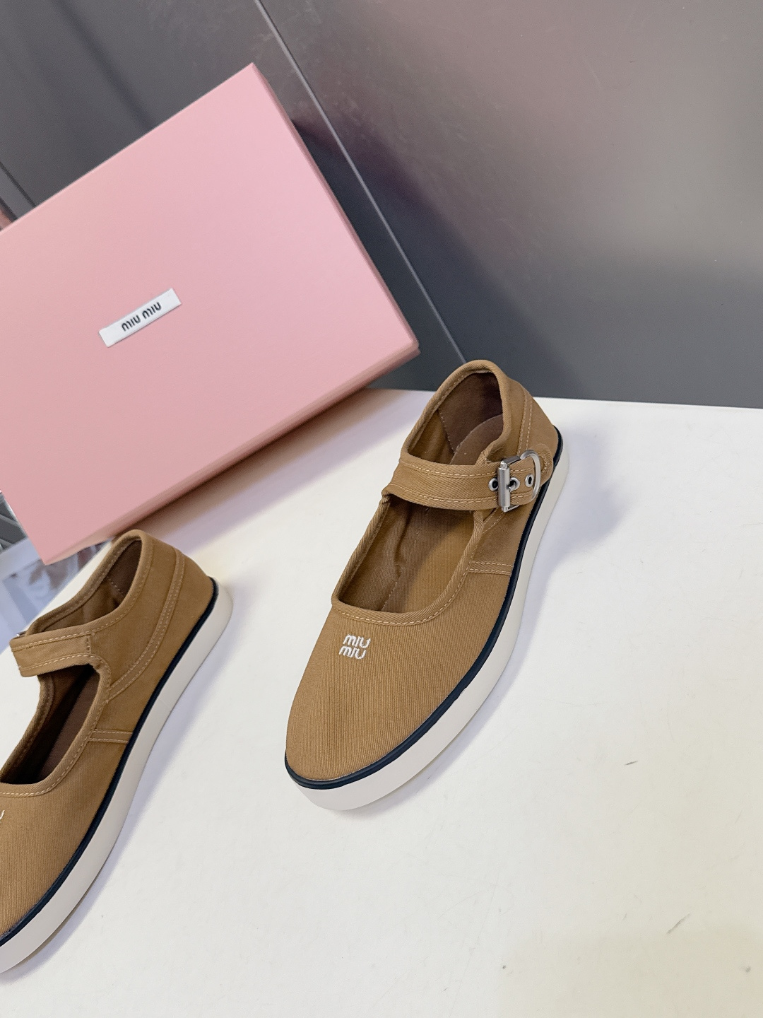 MiuMiu缪缪2026春夏最新走秀款复古休闲鞋 官方秀场出镜率最高的单品 超多明星时尚博主种草 miu