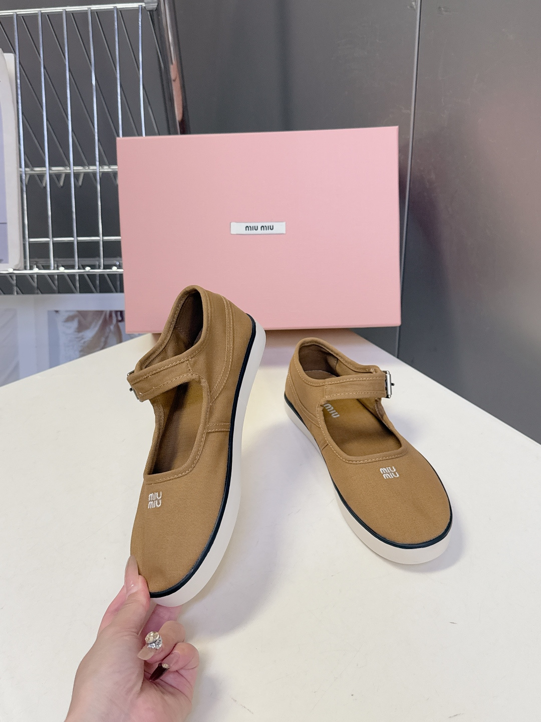 MiuMiu缪缪2026春夏最新走秀款复古休闲鞋 官方秀场出镜率最高的单品 超多明星时尚博主种草 miu