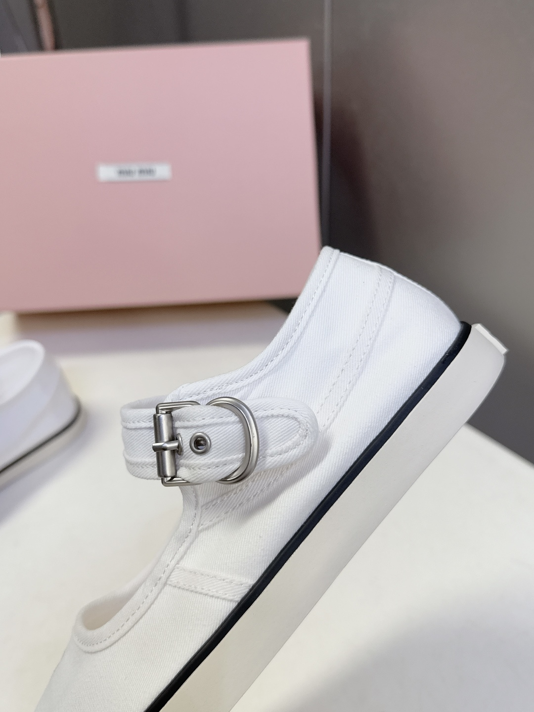 MiuMiu缪缪2026春夏最新走秀款复古休闲鞋 官方秀场出镜率最高的单品 超多明星时尚博主种草 miu