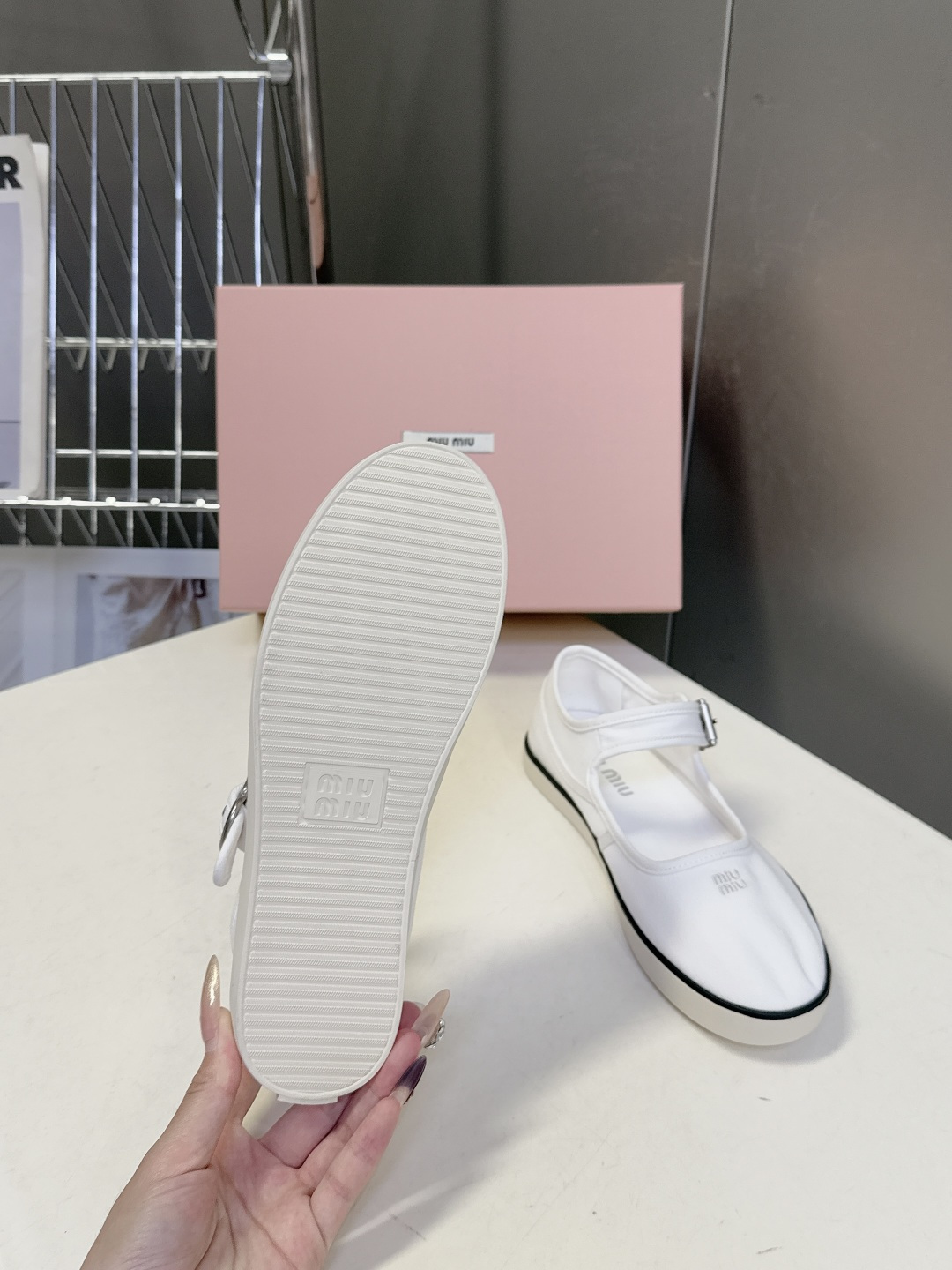 MiuMiu缪缪2026春夏最新走秀款复古休闲鞋 官方秀场出镜率最高的单品 超多明星时尚博主种草 miu