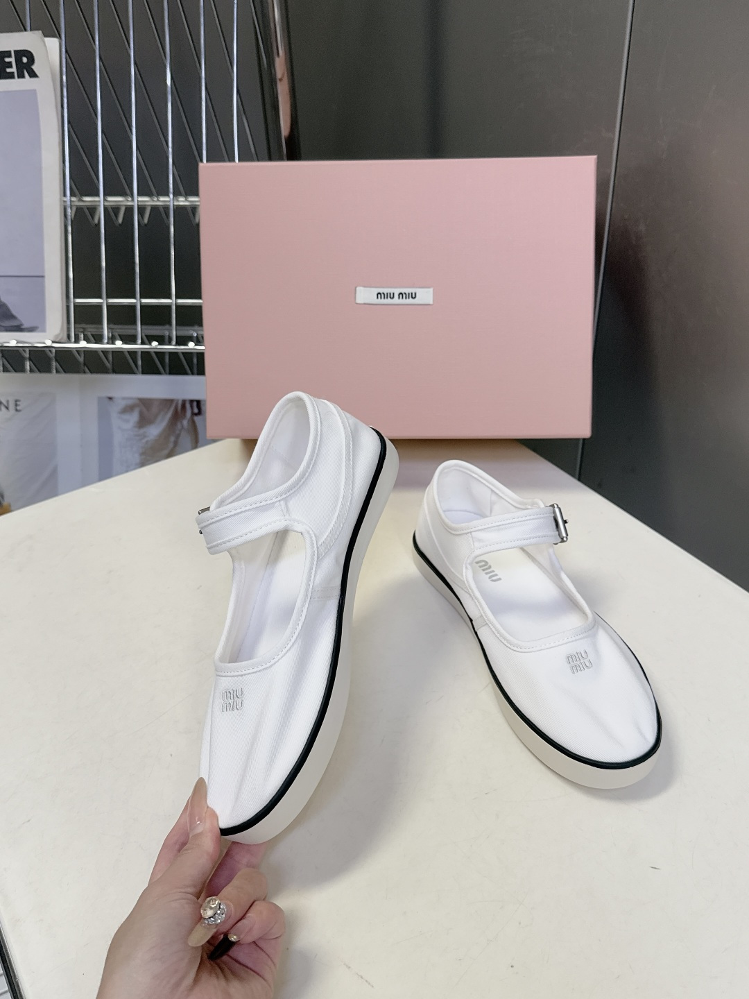 MiuMiu缪缪2026春夏最新走秀款复古休闲鞋 官方秀场出镜率最高的单品 超多明星时尚博主种草 miu