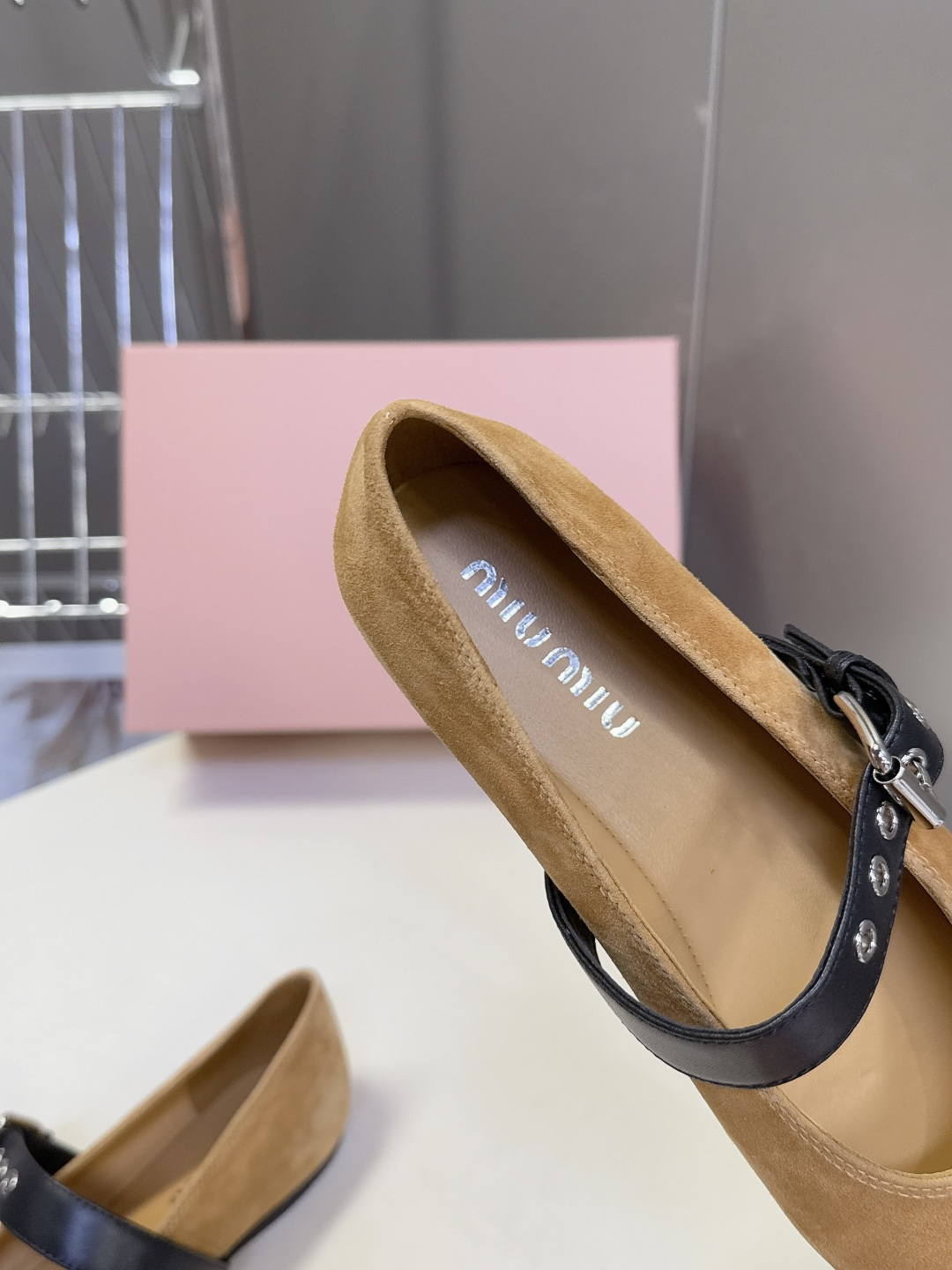 MiuMiu缪缪最新走秀款复古休闲鞋 玛丽珍鞋官方秀场出镜率最高的单品 超多明星时尚博主种草 miu系穿