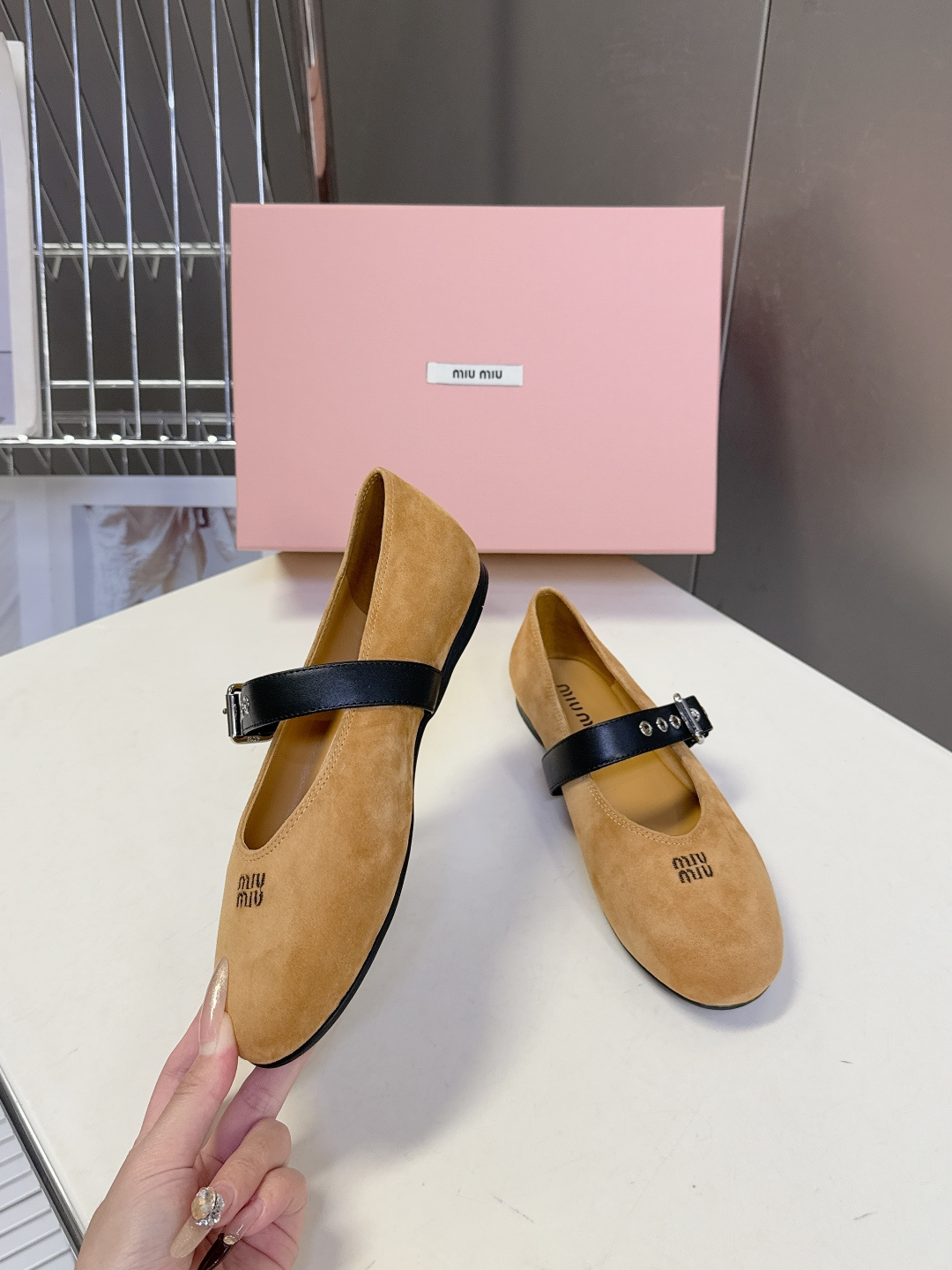 MiuMiu缪缪最新走秀款复古休闲鞋 玛丽珍鞋官方秀场出镜率最高的单品 超多明星时尚博主种草 miu系穿