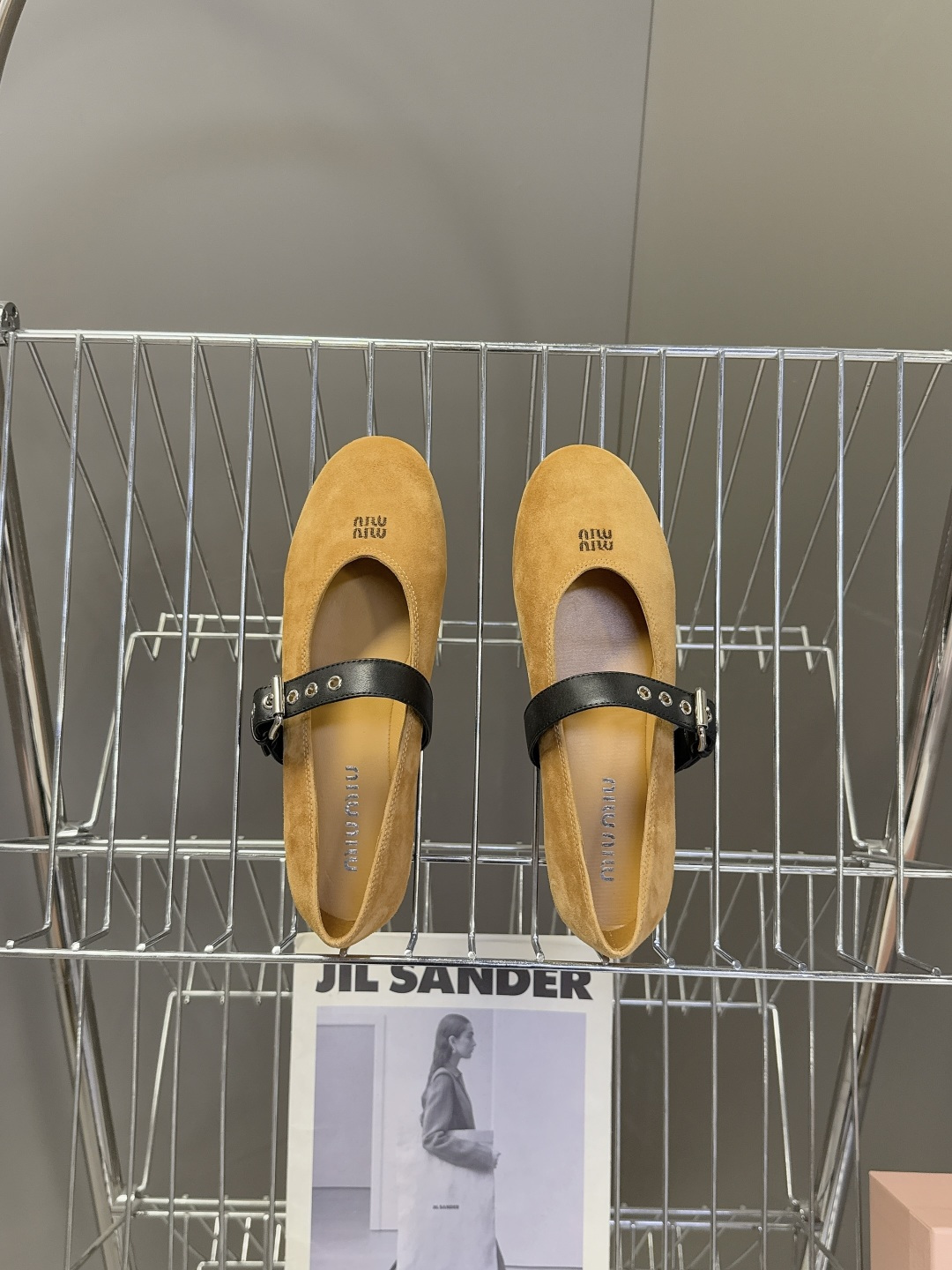 MiuMiu缪缪最新走秀款复古休闲鞋 玛丽珍鞋官方秀场出镜率最高的单品 超多明星时尚博主种草 miu系穿