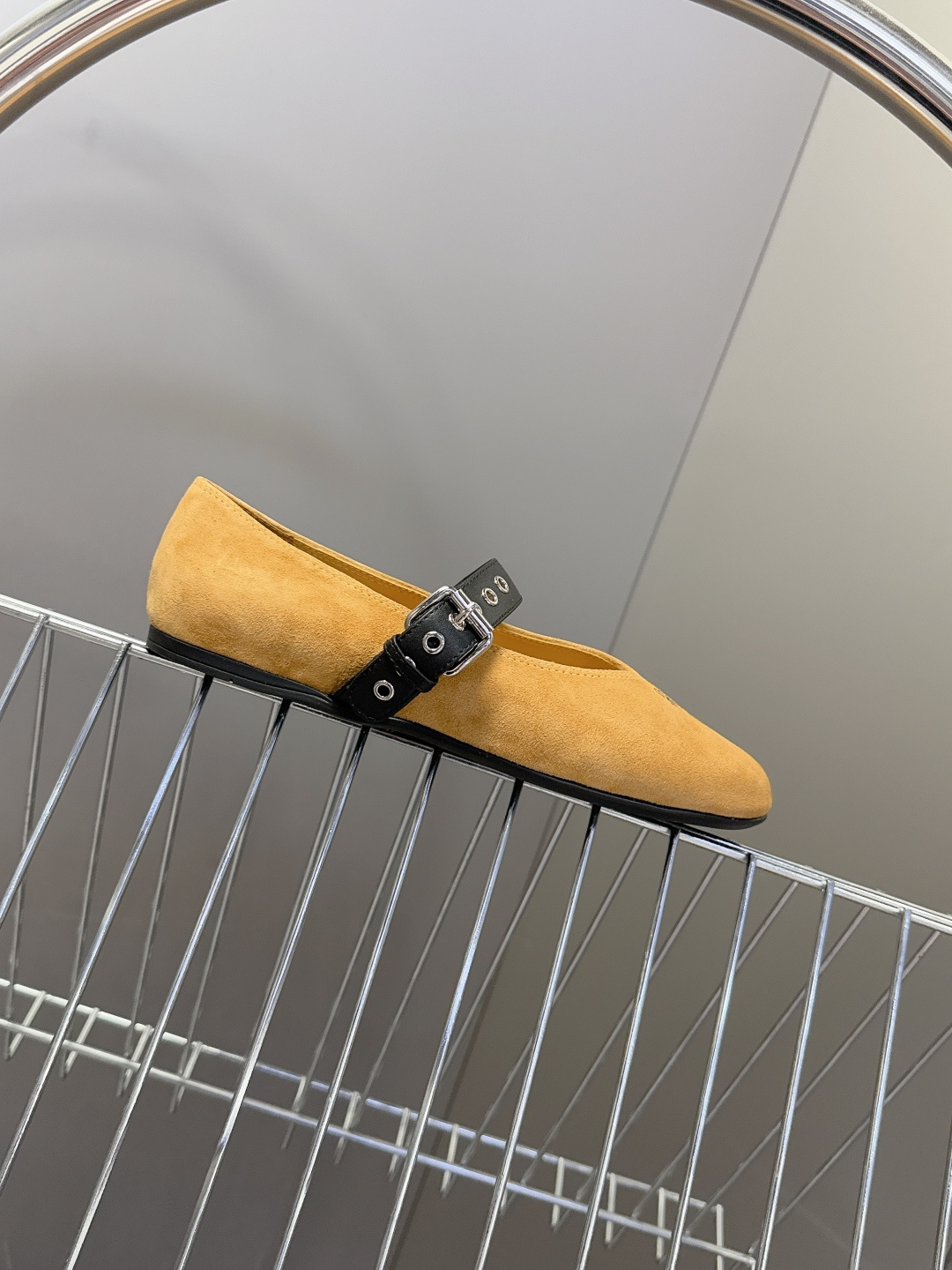 MiuMiu缪缪最新走秀款复古休闲鞋 玛丽珍鞋官方秀场出镜率最高的单品 超多明星时尚博主种草 miu系穿