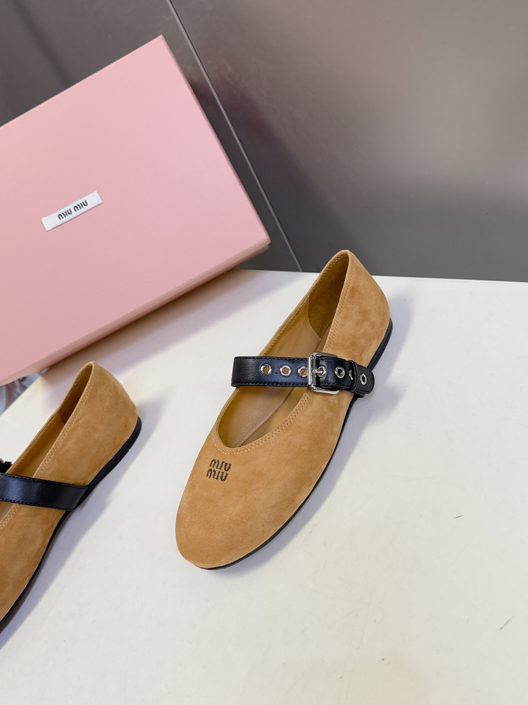 MiuMiu缪缪最新走秀款复古休闲鞋 玛丽珍鞋官方秀场出镜率最高的单品 超多明星时尚博主种草 miu系穿