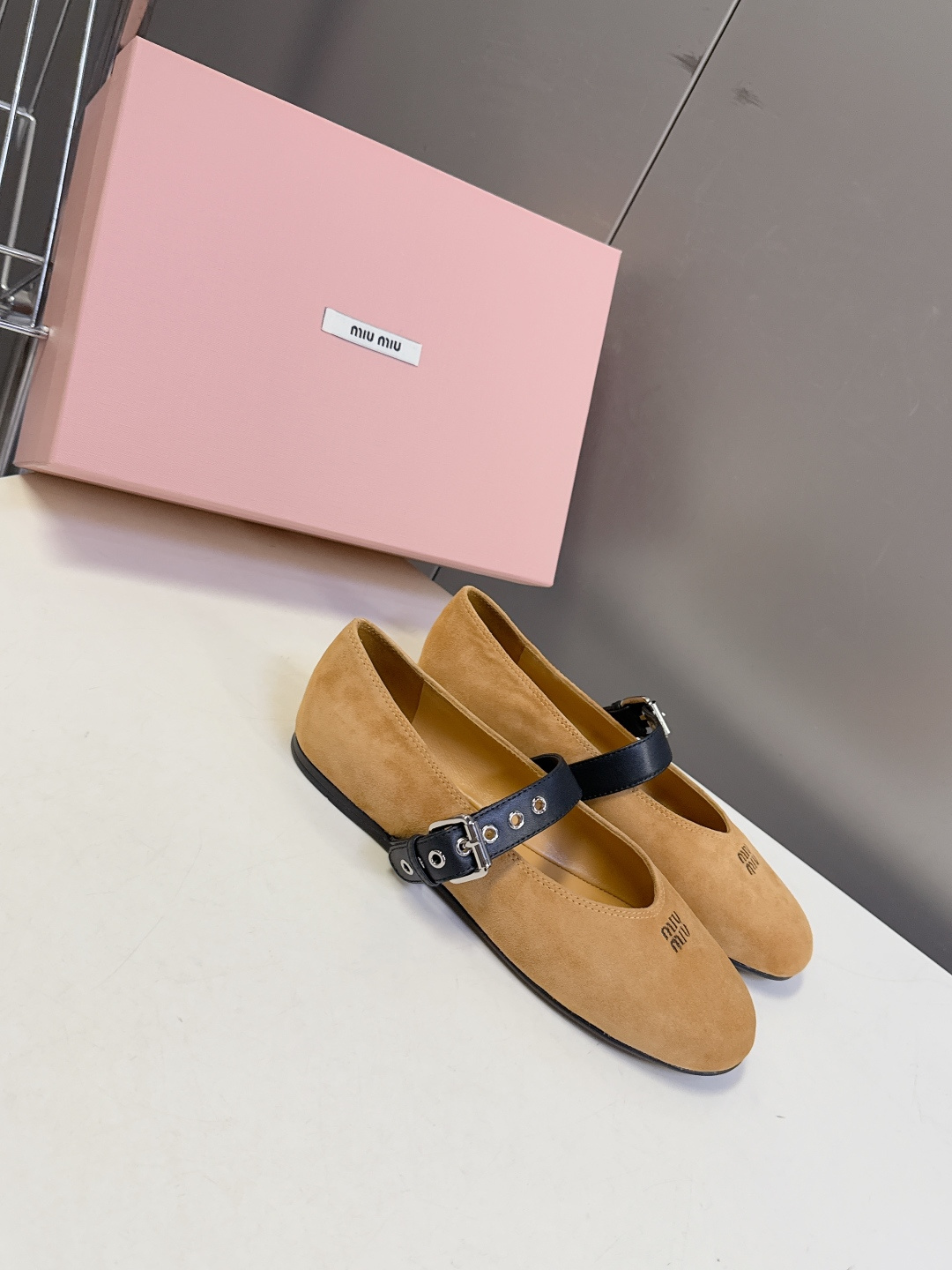 MiuMiu缪缪最新走秀款复古休闲鞋 玛丽珍鞋官方秀场出镜率最高的单品 超多明星时尚博主种草 miu系穿