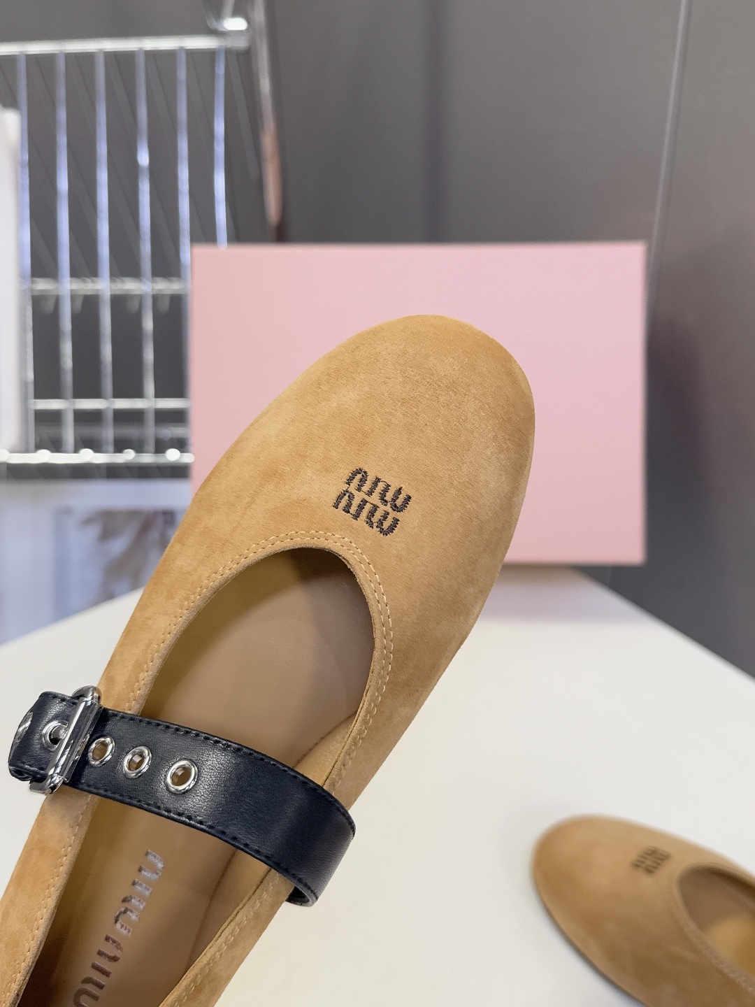 MiuMiu缪缪最新走秀款复古休闲鞋 玛丽珍鞋官方秀场出镜率最高的单品 超多明星时尚博主种草 miu系穿