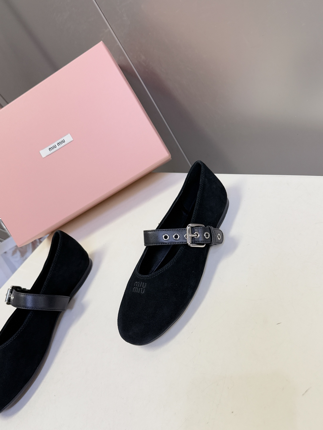 MiuMiu缪缪最新走秀款复古休闲鞋 玛丽珍鞋官方秀场出镜率最高的单品 超多明星时尚博主种草 miu系穿