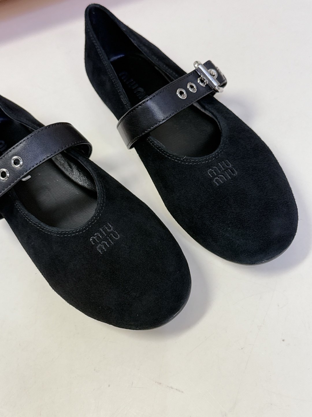 MiuMiu缪缪最新走秀款复古休闲鞋 玛丽珍鞋官方秀场出镜率最高的单品 超多明星时尚博主种草 miu系穿