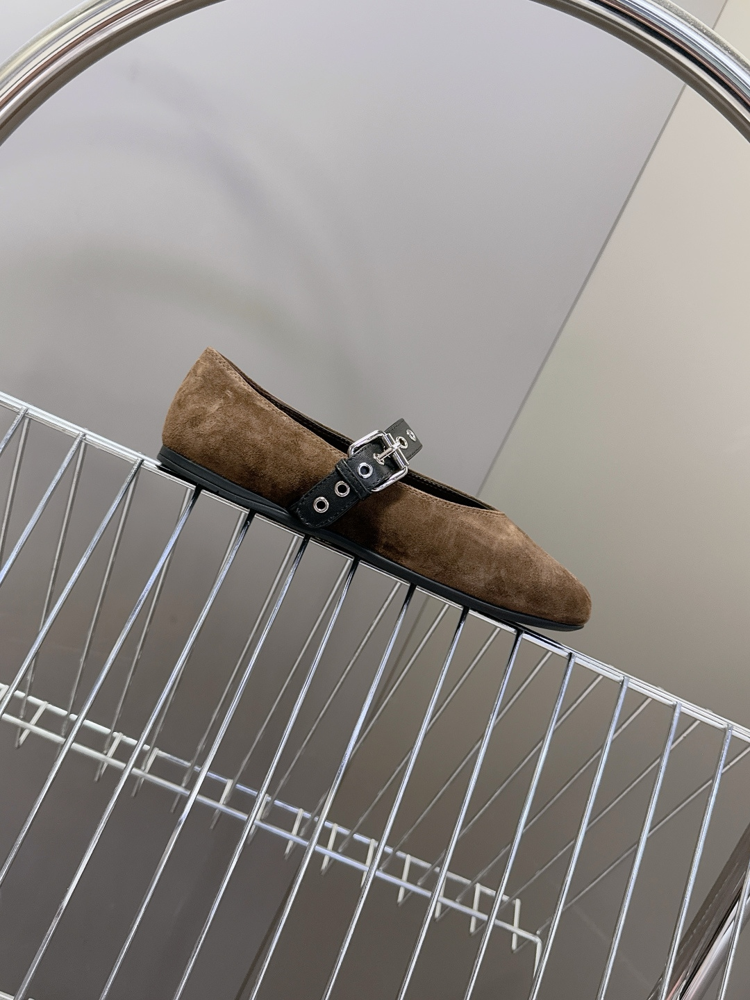 MiuMiu缪缪最新走秀款复古休闲鞋 玛丽珍鞋官方秀场出镜率最高的单品 超多明星时尚博主种草 miu系穿