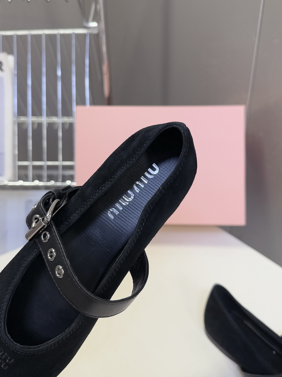 MiuMiu缪缪最新走秀款复古休闲鞋 玛丽珍鞋官方秀场出镜率最高的单品 超多明星时尚博主种草 miu系穿