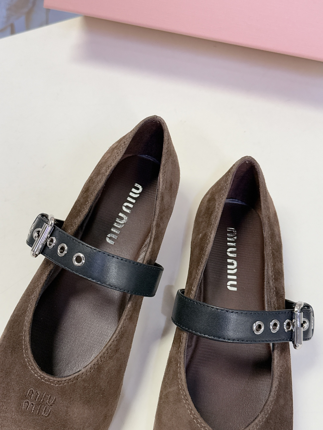 MiuMiu缪缪最新走秀款复古休闲鞋 玛丽珍鞋官方秀场出镜率最高的单品 超多明星时尚博主种草 miu系穿