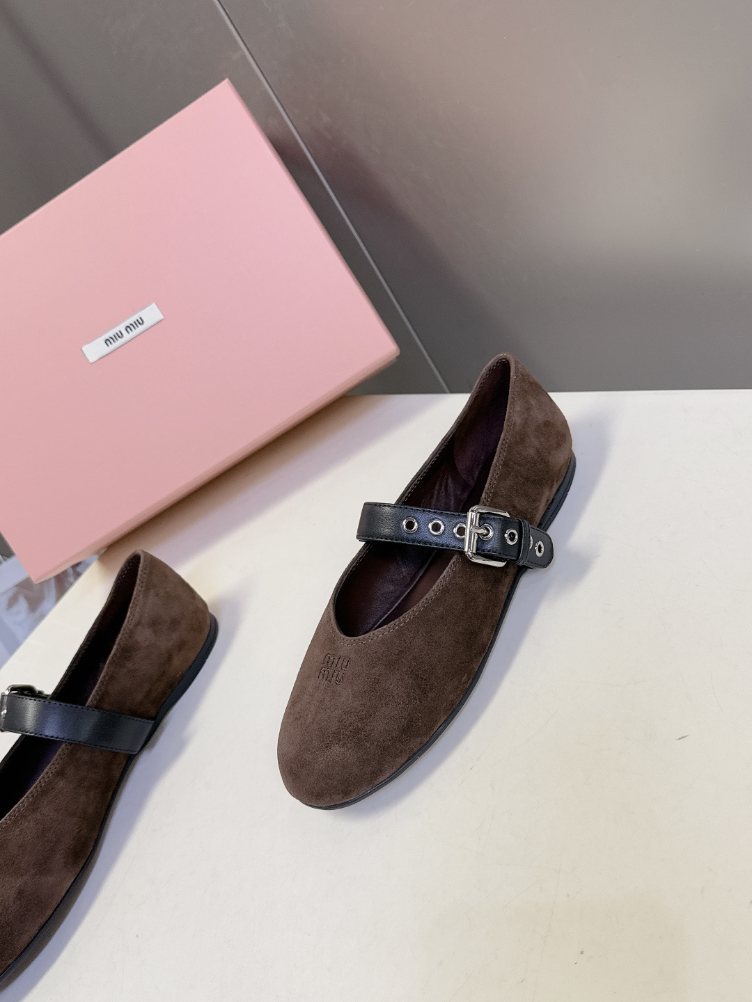 MiuMiu缪缪最新走秀款复古休闲鞋 玛丽珍鞋官方秀场出镜率最高的单品 超多明星时尚博主种草 miu系穿