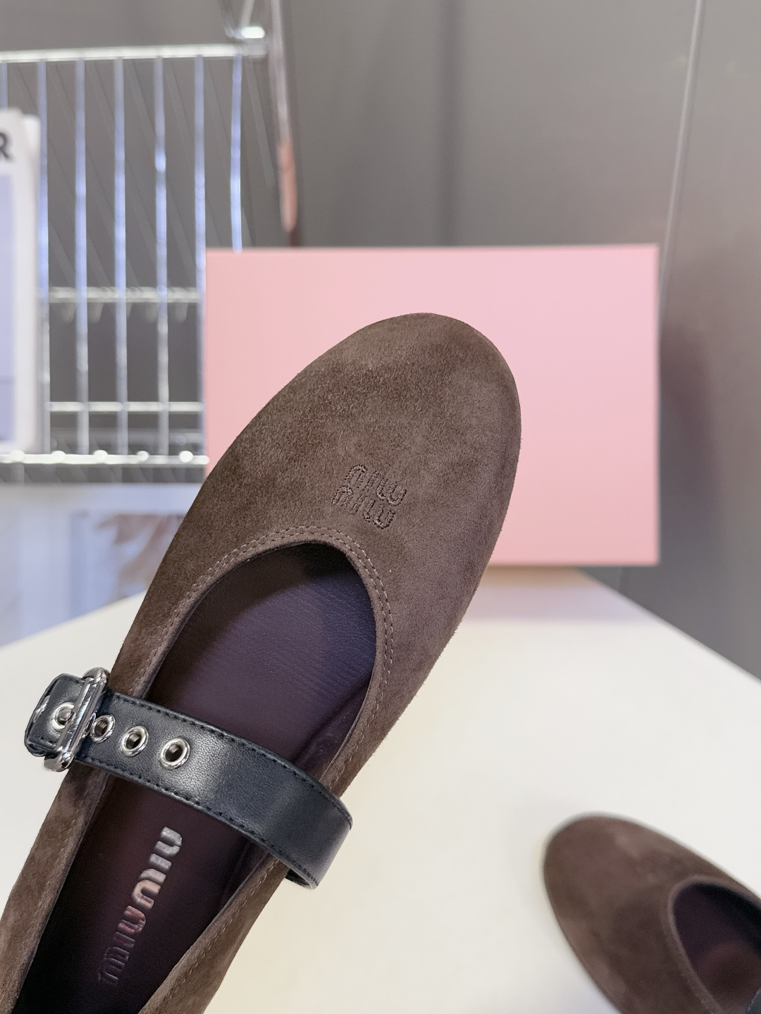 MiuMiu缪缪最新走秀款复古休闲鞋 玛丽珍鞋官方秀场出镜率最高的单品 超多明星时尚博主种草 miu系穿