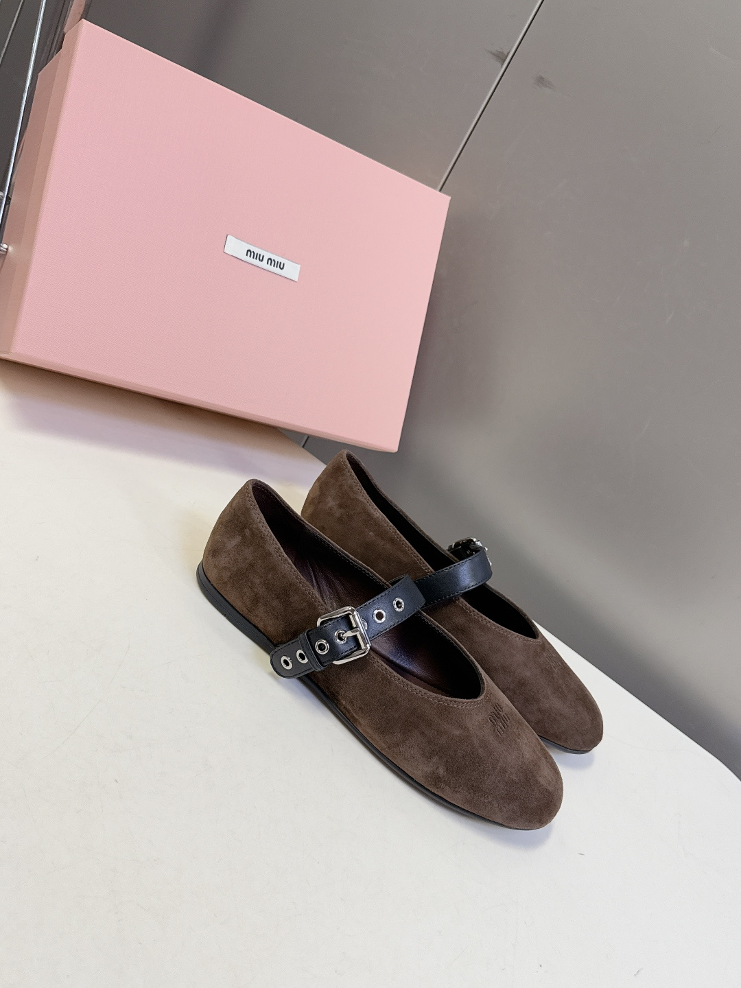 MiuMiu缪缪最新走秀款复古休闲鞋 玛丽珍鞋官方秀场出镜率最高的单品 超多明星时尚博主种草 miu系穿