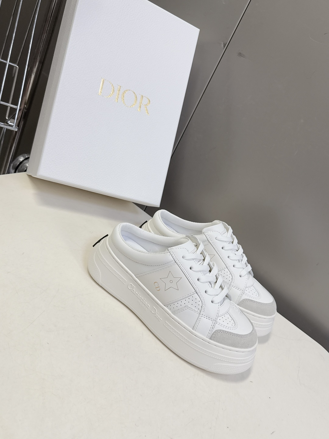 Dior迪奥新款松糕鞋厚底休闲鞋 半拖太古汇RMB8300购入开发 这款Dior Star运动鞋延续经久