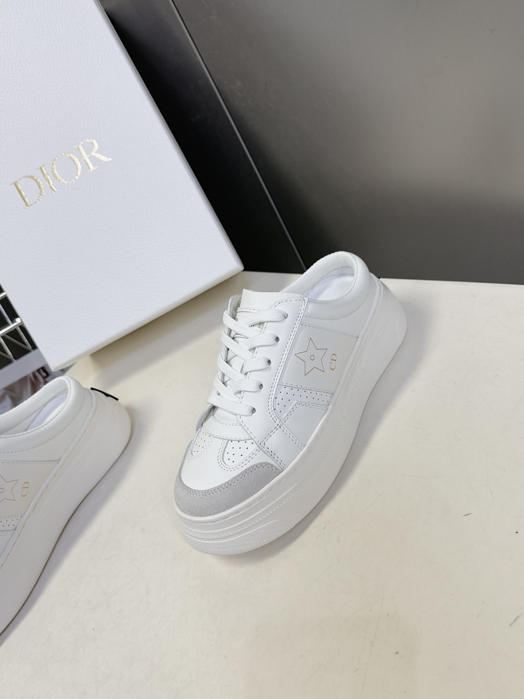 Dior迪奥新款松糕鞋厚底休闲鞋 半拖太古汇RMB8300购入开发 这款Dior Star运动鞋延续经久