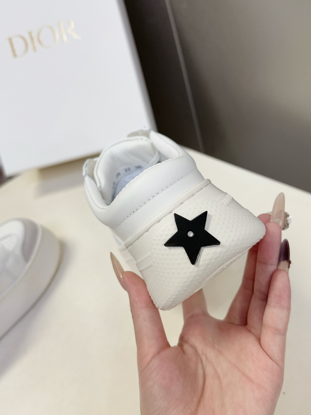 Dior迪奥新款松糕鞋厚底休闲鞋 半拖太古汇RMB8300购入开发 这款Dior Star运动鞋延续经久