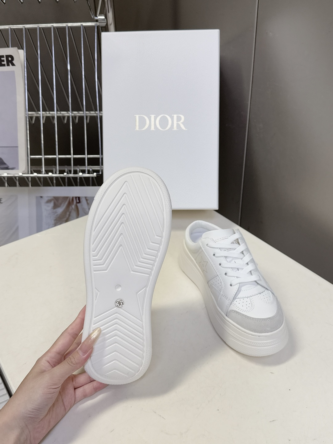 Dior迪奥新款松糕鞋厚底休闲鞋 半拖太古汇RMB8300购入开发 这款Dior Star运动鞋延续经久