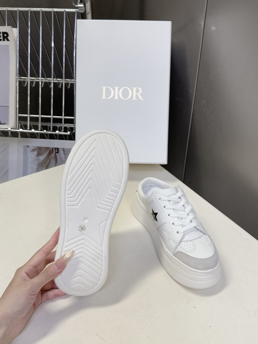 Dior迪奥新款松糕鞋厚底休闲鞋 半拖太古汇RMB8300购入开发 这款Dior Star运动鞋延续经久