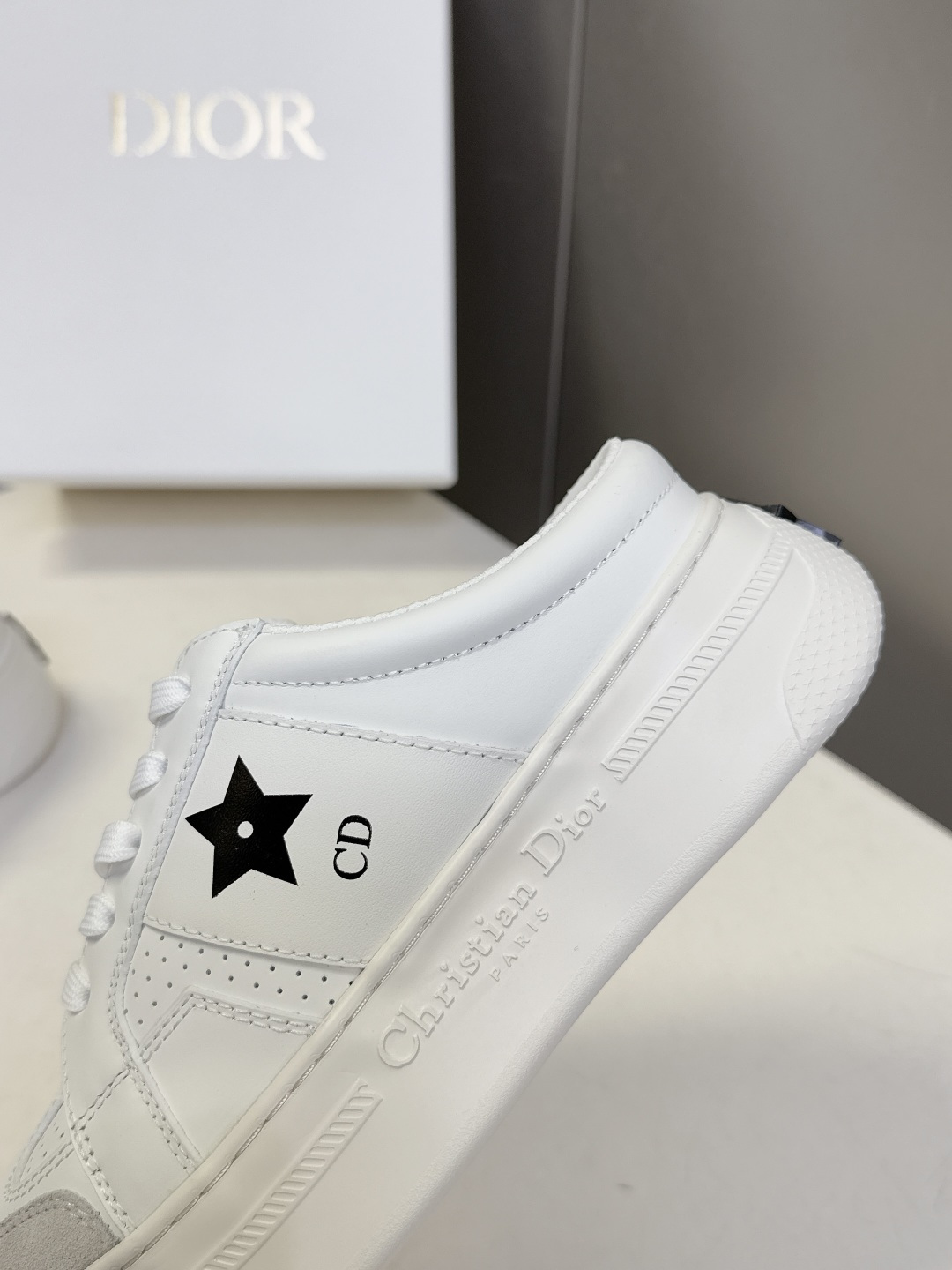 Dior迪奥新款松糕鞋厚底休闲鞋 半拖太古汇RMB8300购入开发 这款Dior Star运动鞋延续经久