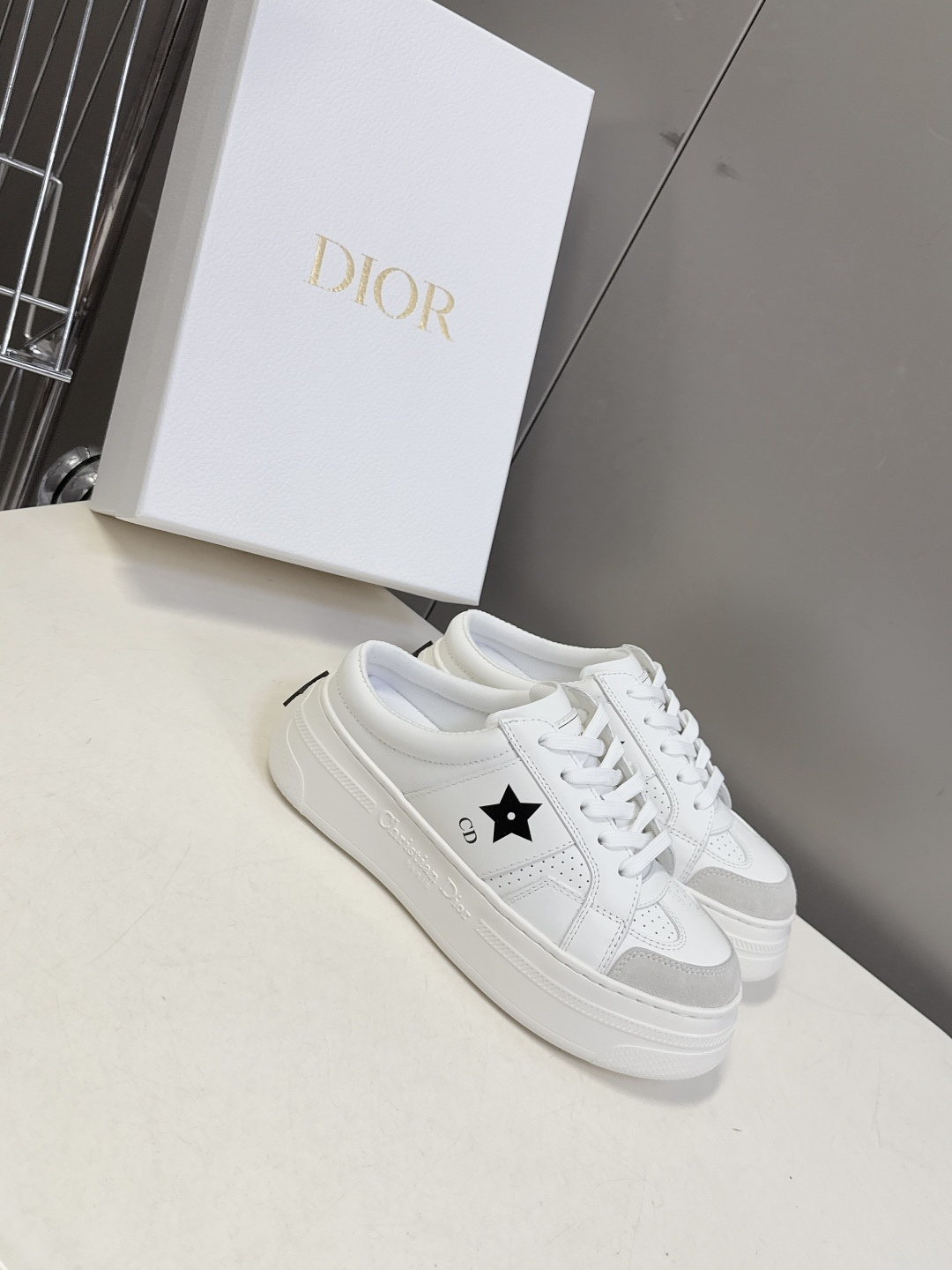 Dior迪奥新款松糕鞋厚底休闲鞋 半拖太古汇RMB8300购入开发 这款Dior Star运动鞋延续经久