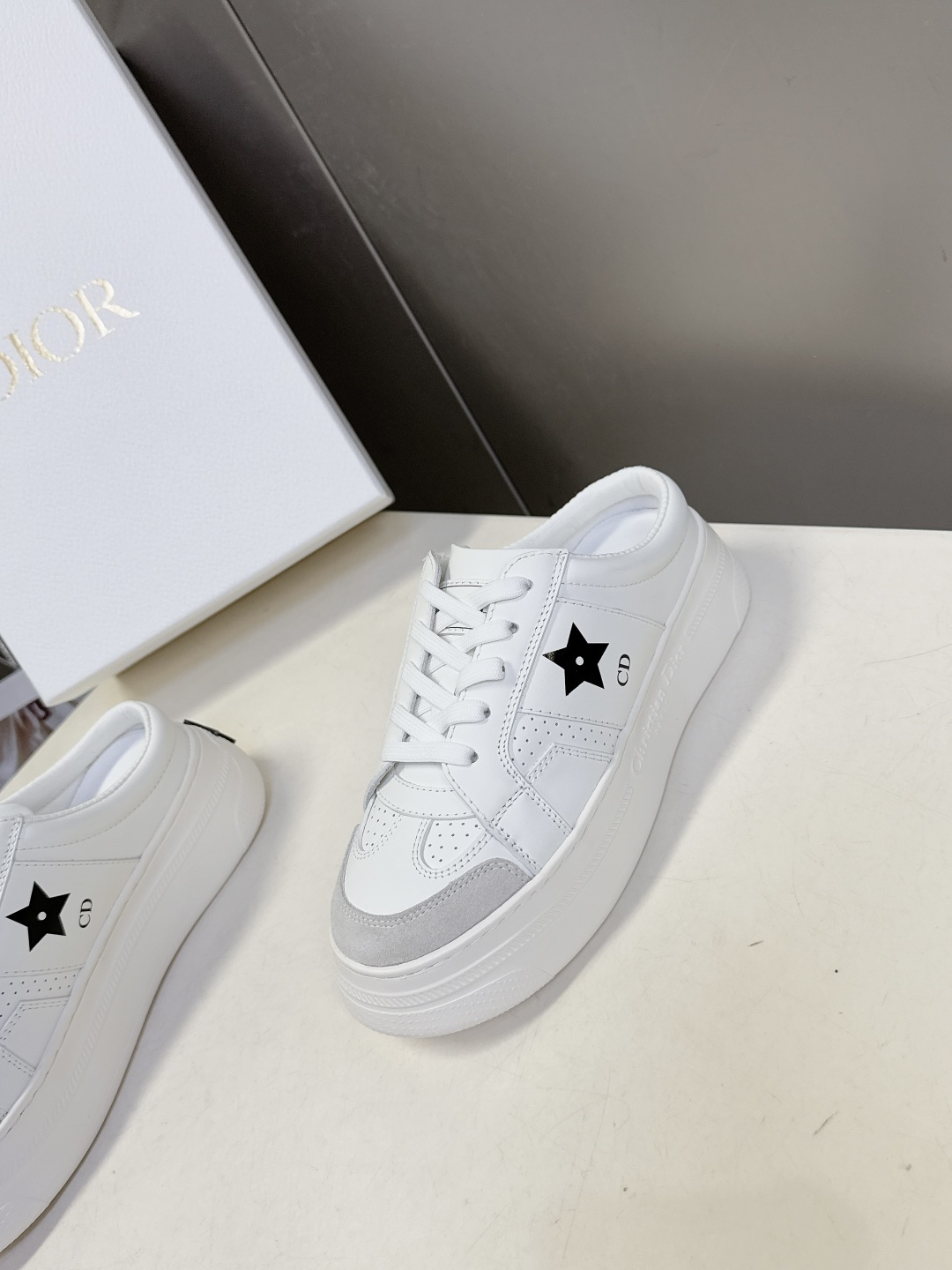 Dior迪奥新款松糕鞋厚底休闲鞋 半拖太古汇RMB8300购入开发 这款Dior Star运动鞋延续经久