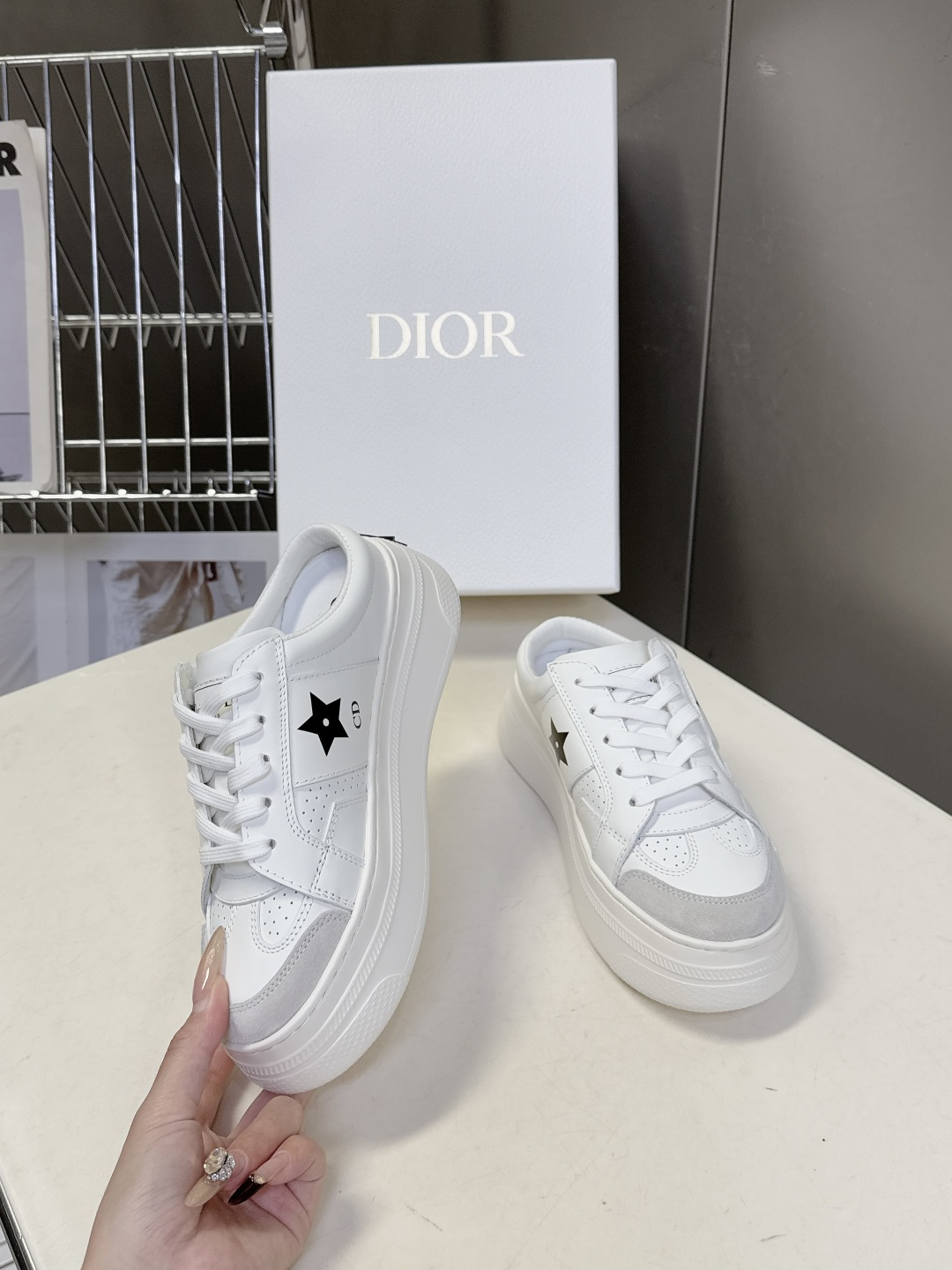 Dior迪奥新款松糕鞋厚底休闲鞋 半拖太古汇RMB8300购入开发 这款Dior Star运动鞋延续经久