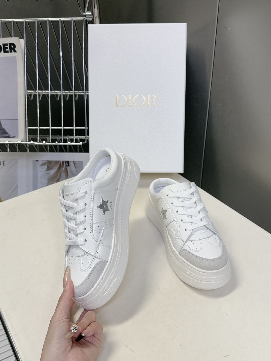 Dior迪奥新款松糕鞋厚底休闲鞋 半拖太古汇RMB8300购入开发 这款Dior Star运动鞋延续经久