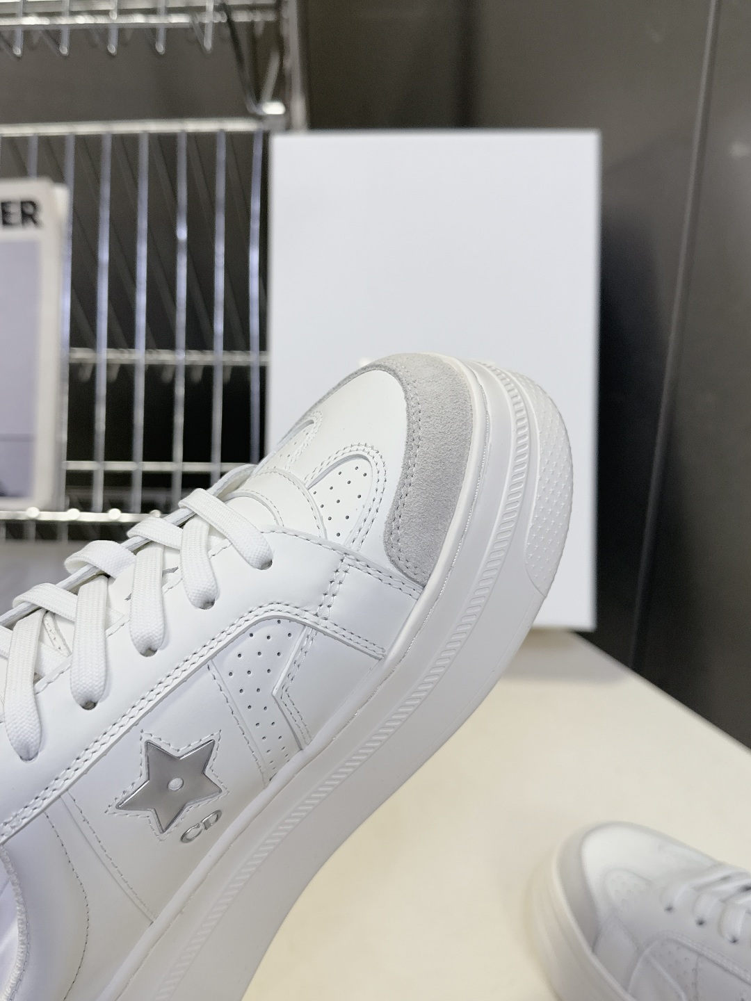 Dior迪奥新款松糕鞋厚底休闲鞋 半拖太古汇RMB8300购入开发 这款Dior Star运动鞋延续经久