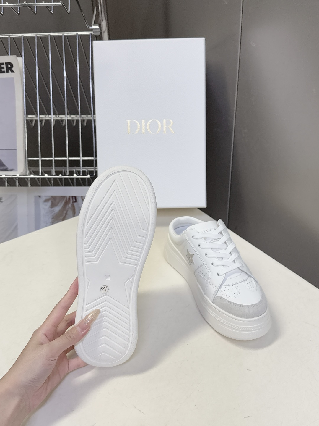 Dior迪奥新款松糕鞋厚底休闲鞋 半拖太古汇RMB8300购入开发 这款Dior Star运动鞋延续经久