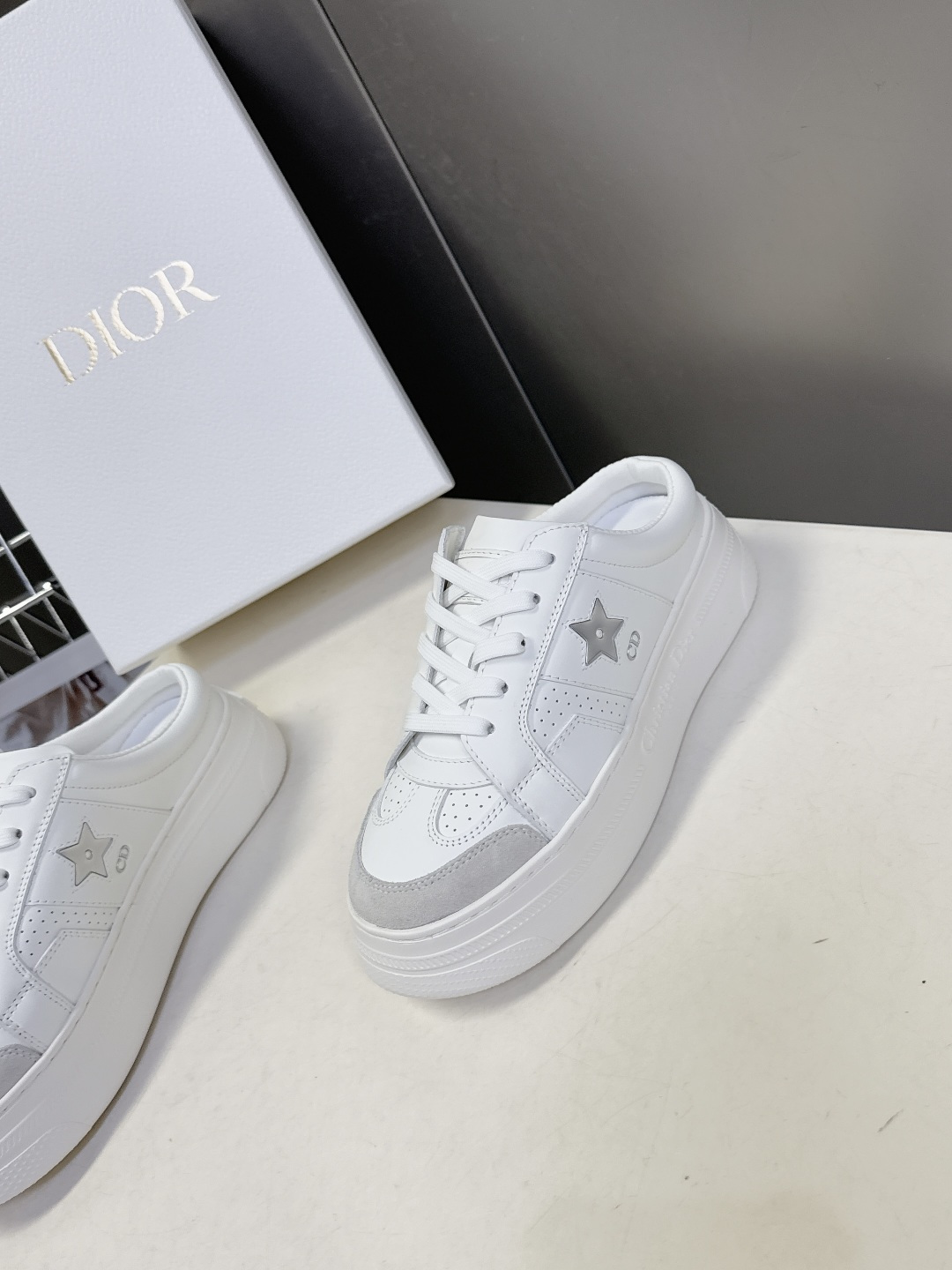 Dior迪奥新款松糕鞋厚底休闲鞋 半拖太古汇RMB8300购入开发 这款Dior Star运动鞋延续经久