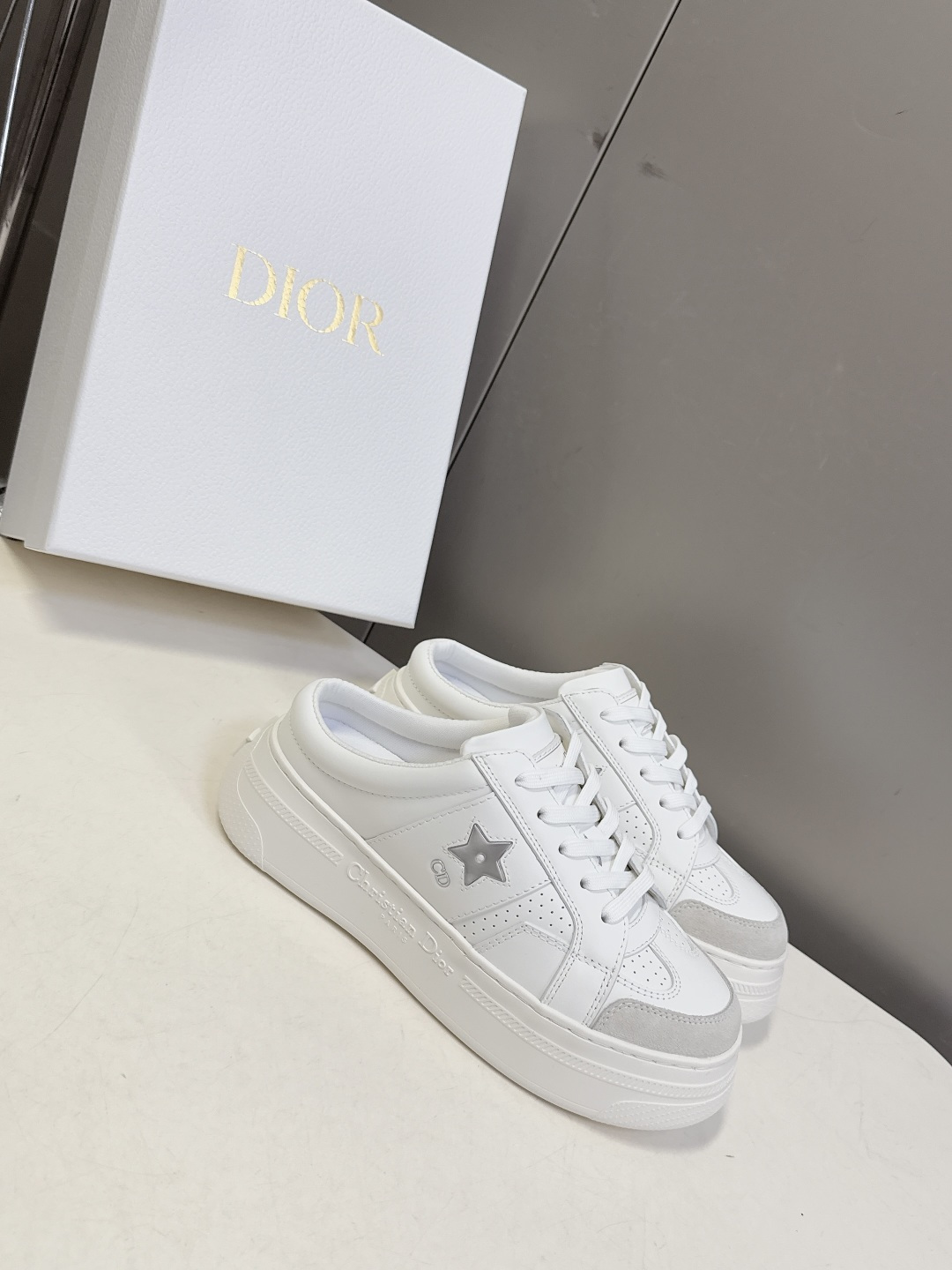 Dior迪奥新款松糕鞋厚底休闲鞋 半拖太古汇RMB8300购入开发 这款Dior Star运动鞋延续经久