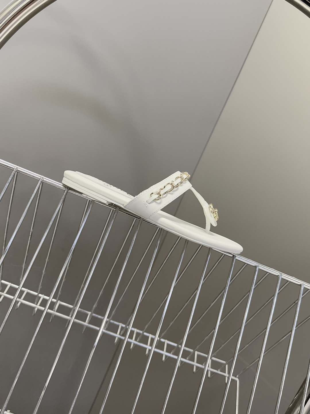 香奈儿CHANEL春夏最新款夹脚链条凉拖鞋超多明星网红种草 露趾无后跟凉拖设计 穿脱便捷平底结构日常行走