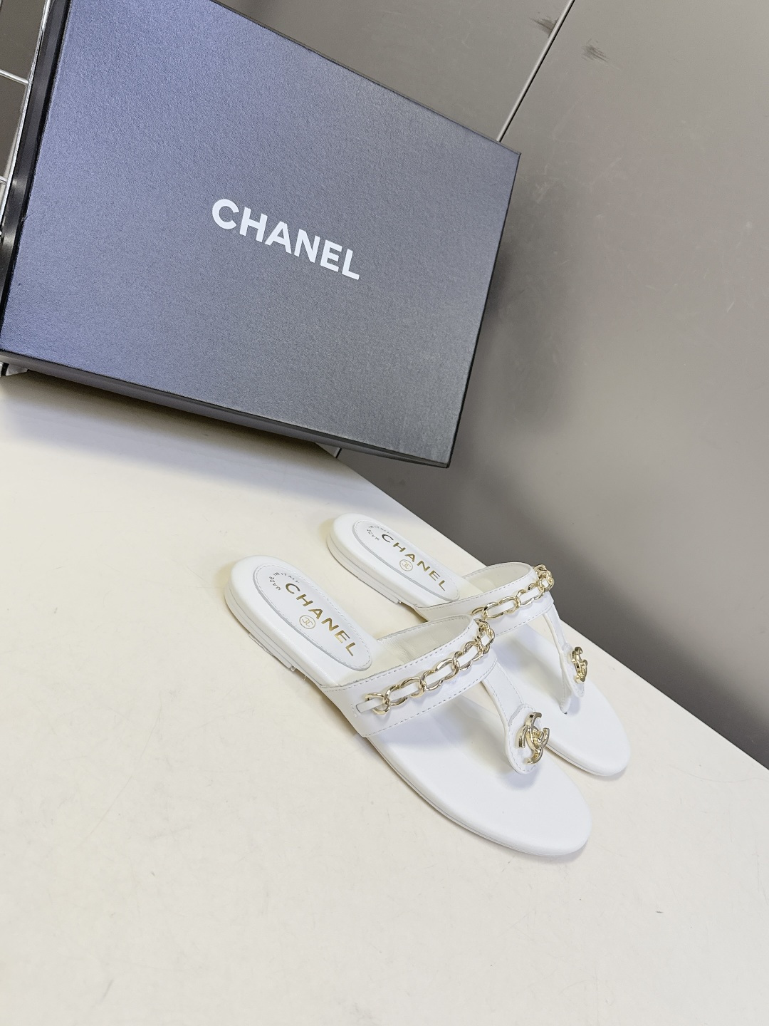 香奈儿CHANEL春夏最新款夹脚链条凉拖鞋超多明星网红种草 露趾无后跟凉拖设计 穿脱便捷平底结构日常行走