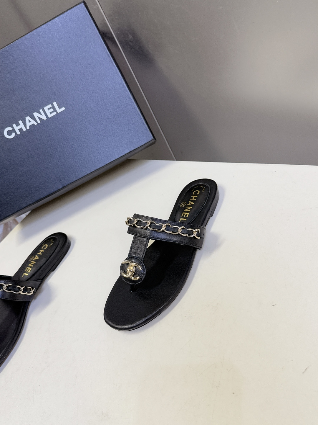 香奈儿CHANEL春夏最新款夹脚链条凉拖鞋超多明星网红种草 露趾无后跟凉拖设计 穿脱便捷平底结构日常行走