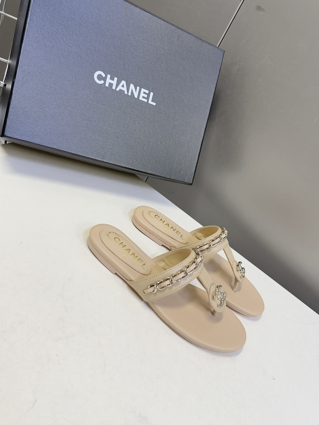 香奈儿CHANEL春夏最新款夹脚链条凉拖鞋超多明星网红种草 露趾无后跟凉拖设计 穿脱便捷平底结构日常行走