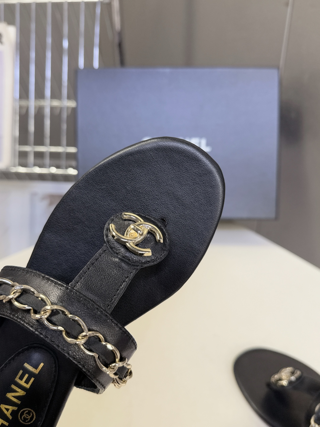 香奈儿CHANEL春夏最新款夹脚链条凉拖鞋超多明星网红种草 露趾无后跟凉拖设计 穿脱便捷平底结构日常行走