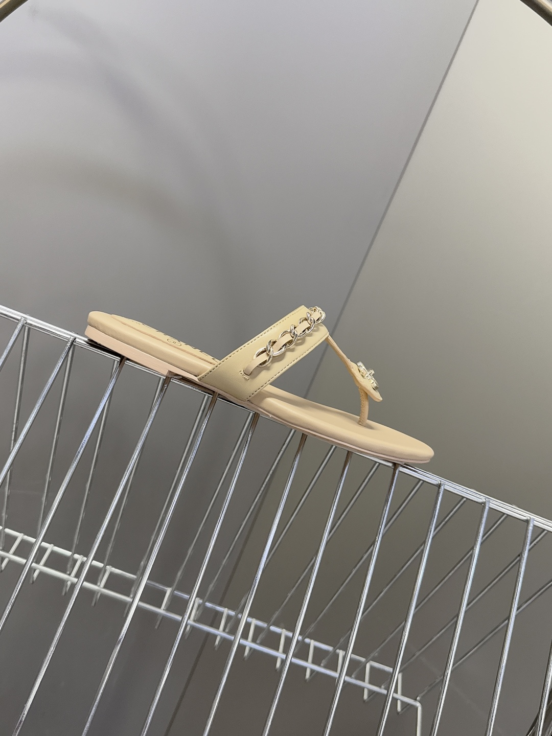 香奈儿CHANEL春夏最新款夹脚链条凉拖鞋超多明星网红种草 露趾无后跟凉拖设计 穿脱便捷平底结构日常行走