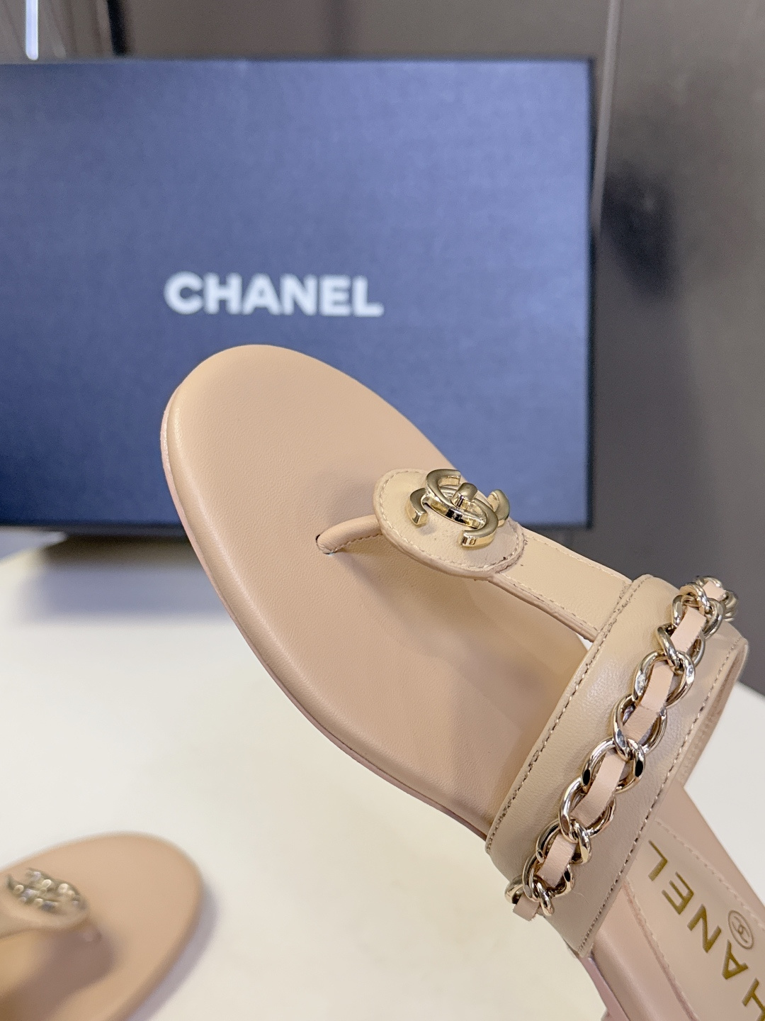 香奈儿CHANEL春夏最新款夹脚链条凉拖鞋超多明星网红种草 露趾无后跟凉拖设计 穿脱便捷平底结构日常行走