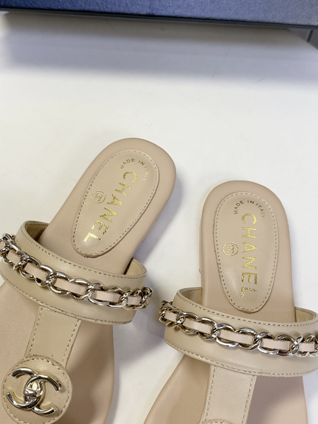 香奈儿CHANEL春夏最新款夹脚链条凉拖鞋超多明星网红种草 露趾无后跟凉拖设计 穿脱便捷平底结构日常行走