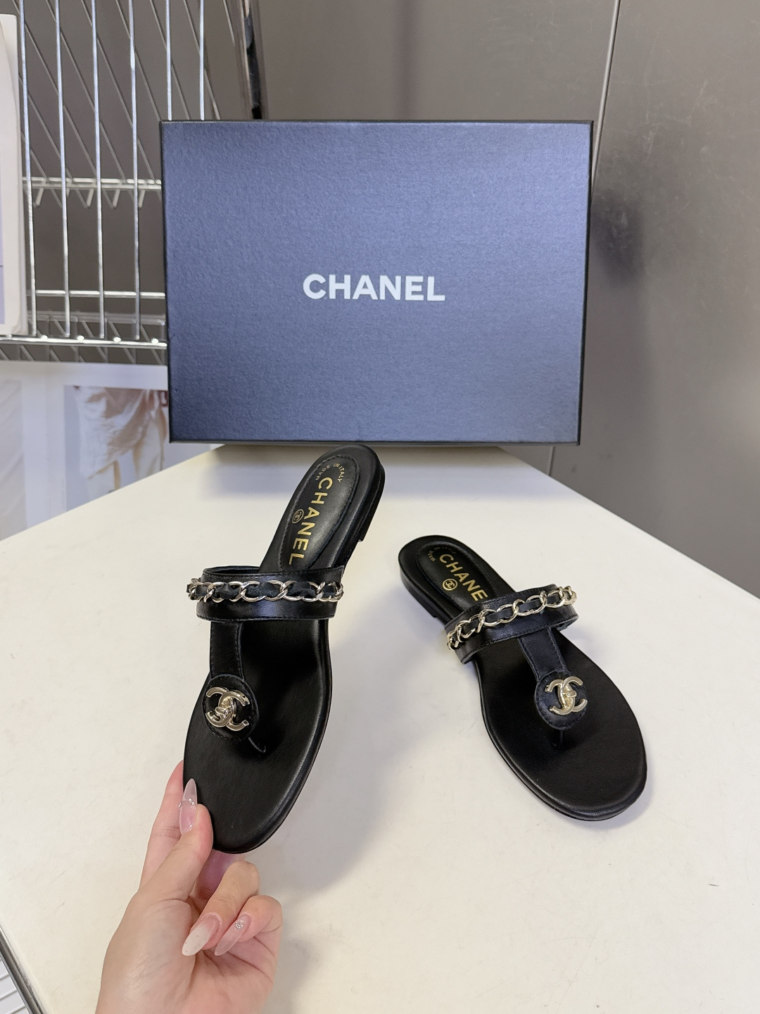香奈儿CHANEL春夏最新款夹脚链条凉拖鞋超多明星网红种草 露趾无后跟凉拖设计 穿脱便捷平底结构日常行走